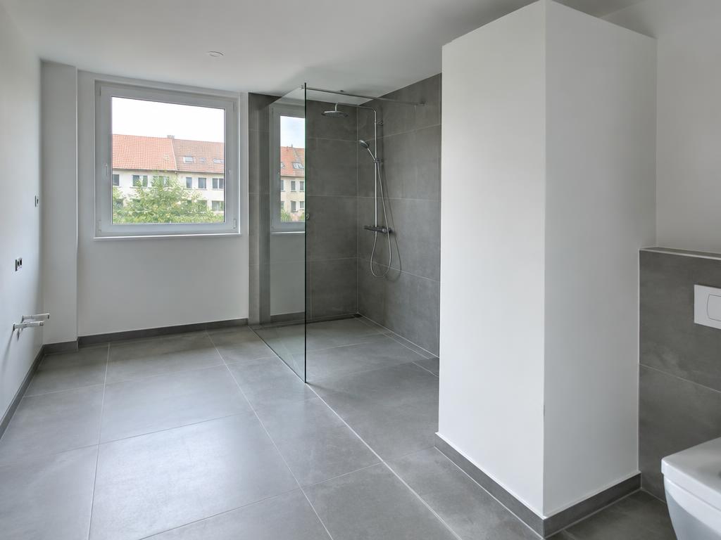 Neue Badezimmer-Fliesen, Wiesbaden – Boden & Wand - inkl. Silikonfugen, ausgeführt von MOVE Bau